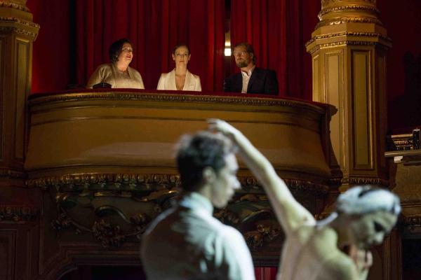 Bild 1 von 24: Gemeinsam mit Heidi (Beate Maes, M.) und Evi (Martina Eitner-Acheampong, l.) Kleiderfrau bei \