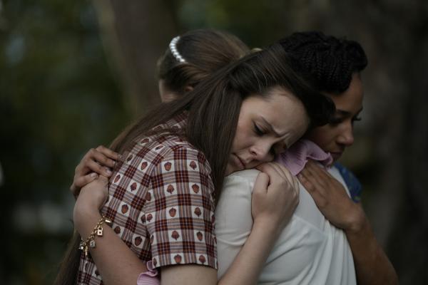 Bild 1 von 5: Addies Freundinnen - Jenna (Evie Elgie), Emily (Grace Wood) und Audrey (Eve Midgley, von links nach rechts) - machen sich Sorgen, weil sie nicht wissen, wo Addie und Bonnie sind.