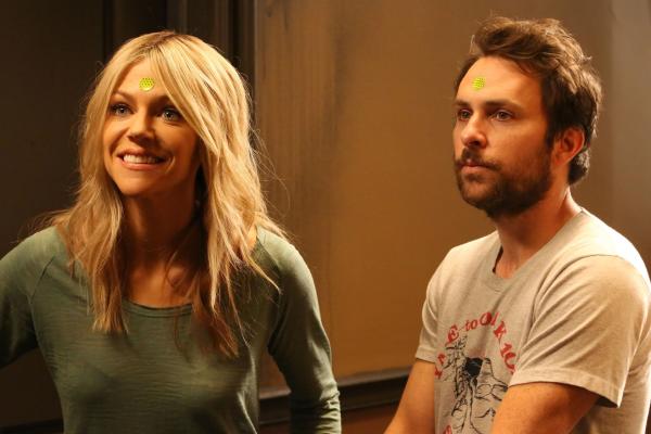 Bild 1 von 8: Dee Reynolds (Kaitlin Olson, l.); Charlie Kelly (Charlie Day, r.)