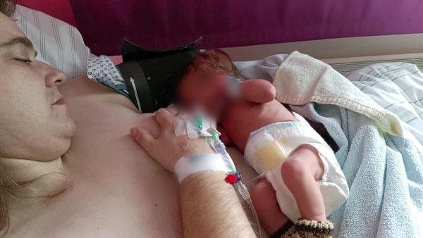 Bild 1 von 4: Nach einer turbulenten Nacht ist das Baby von Jessica und Olaf endlich da - und zum Glück wohlauf.
