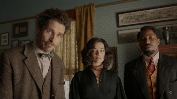 Bild 1 von 4: (v.l.n.r.) Burt Berendsen (Christian Bale); Valerie Voze (Margot Robbie); Harold Woodman (John David Washington)