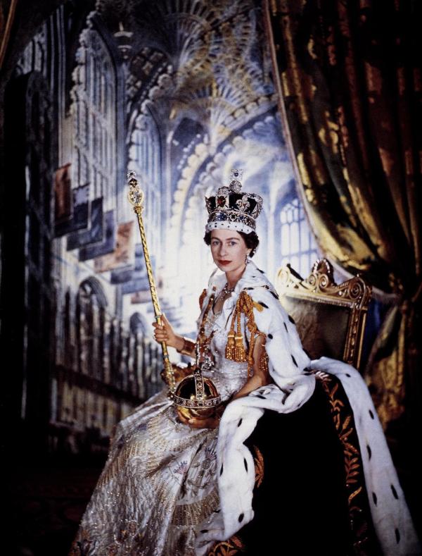 Bild 1 von 11: Im Bild: Königin Elizabeth II., abgebildet in ihrer Robe anlässlich ihrer Krönung, Juni 1953.