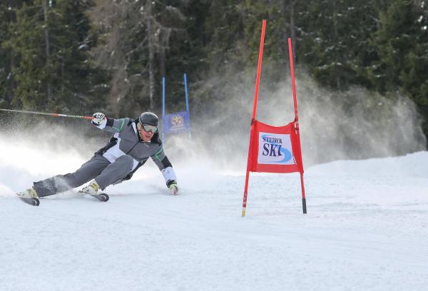 Bild 1 von 10: Im Bild: Großes Vorbild: Hermann Maier besucht die Schüler der Skimittelschule Schladming und Trainer Christian Höflehner.