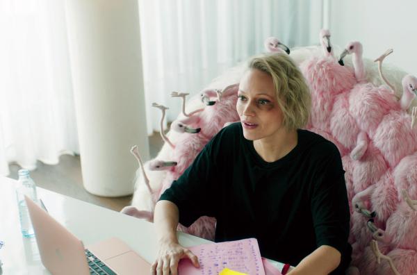 Bild 1 von 4: Die intrigante Sarah Bedford (Mavie Hörbiger) katapultierte sich mit einem geschickten Coup an die politische Spitze des Landes und beschwört nun einen immer hemmungsloseren Krieg der Geschlechter.