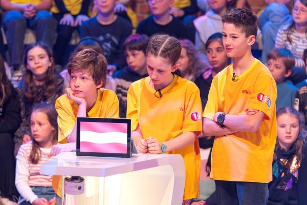 Bild 1 von 18: Im Bild: Das gelbe Rateteam aus Bruck an der Leitha/Österreich wartet gespannt auf die Auflösung von Eltons kniffliger Frage.