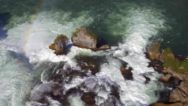 Bild 1 von 15: Gewaltige Wassermassen ergießen sich in den Rheinfall bei Schaffhausen, dem Abfluss des Bodensees.