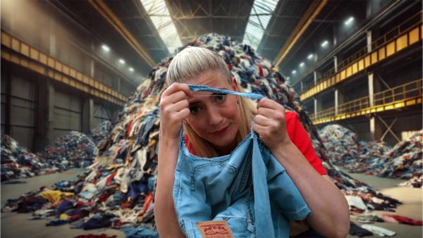 Bild 1 von 2: Wie stabil ist eine Markenjeans? Pia Osterhaus macht die Zerreißprobe mit einer Levis aus dem Marken-Store und einer Jeans aus dem Outlet. Die aus dem Outlet bleibt eine Zeitlang in Form. Aber ab 170 Kilo hält sie nicht mehr.