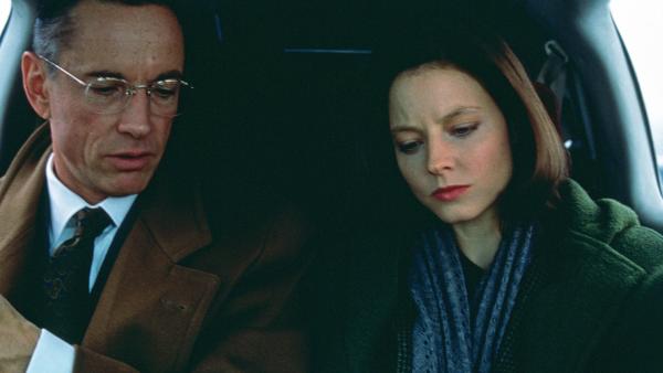 Bild 1 von 4: Jack Crawford (Scott Glenn) gibt Clarice (Jodie Foster) wichtige Informationen