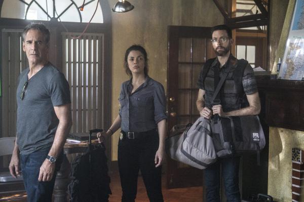 Bild 1 von 11: Um einem ehemaligen Kollegen zu helfen, sind Pride (Scott Bakula, l.), Tammy (Vanessa Ferlito, M.) und Sebastian (Rob Kerkovich, r.) nach Südamerika gereist ...