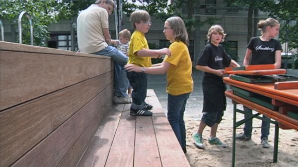 Bild 1 von 2: Tobias und Ann-Kathrin (beide mit gelbem T-Shirt) vor neun Jahren. Sie sind Zwillinge. Tobi ist kleinwüchsig und seine Zwillingsschwester Anni normalgroß.