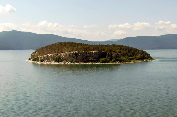 Bild 1 von 5: Sie liegt auf der mazedonischen Seite des Großen Prespasees: die Insel Golem Grad. Bis zu 30 Meter hoch türmen sich die Felsen über der Wasseroberfläche. Ein kleines Naturparadies für Kormorane, Schlangen und Schildkröten.