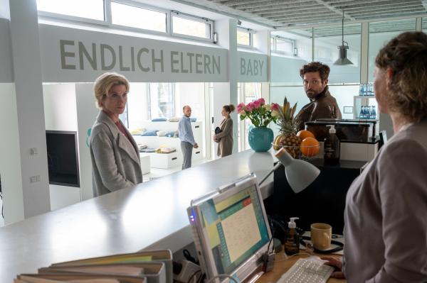 Bild 1 von 3: Wer hat den Leiter der Stuttgarter Kinderwunschklinik getötet? Die Kriminalkommissare Martina Seiffert (Astrid M. Fünderich, l.) und Jo Stoll (Peter Ketnath, r.) warten bei der Empfangsdame auf Johannes Wiesenberger (Emanuel Fellmer, 2.v.l.), den Sohn und Geschäftspartner des Opfers. Der steckt jedoch mit der ehemaligen Patientin Nadja Ziegler (Oona Devi Liebich, 2.v.r.) in einem hitzigen Gespräch. Um was geht es in dem Streit und hat dieser etwas mit dem Mord zu tun?