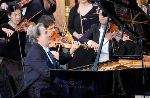 Bild 1 von 3: Rudolf Buchbinder.