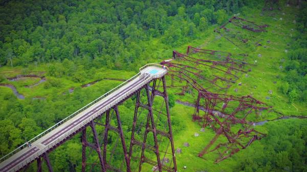 Bild 1 von 3: Heute finden sich hier nur noch die Trümmer des einst so imposanten Bauwerks. Wie konnte die höchste Brücke der Welt binnen eines Augenblicks in sich zusammenstürzen?