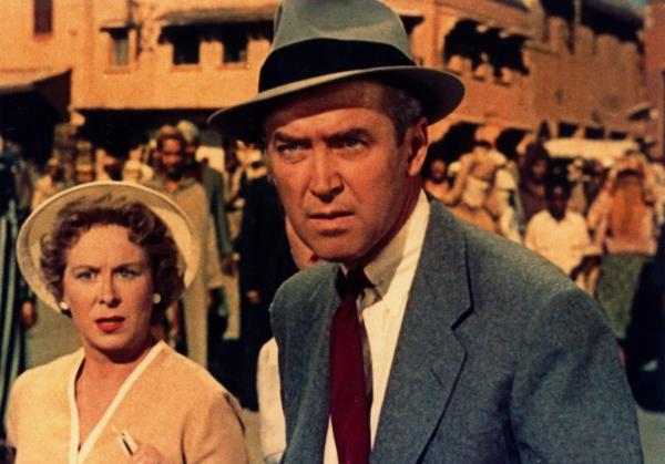 Bild 1 von 12: Als Mrs. Draytons (Brenda de Banzie, l.) Mann von einem Araber niedergestochen wird, können sie und Dr. Ben McKenna (James Stewart) nur tatenlos zusehen ...