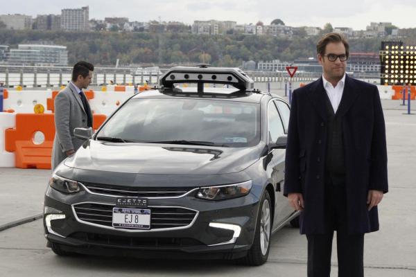 Bild 1 von 18: E.J., ein selbstfahrendes Auto, soll für den Tod eines Mannes verantwortlich sein. Nun sollen Bull (Michael Weatherly, r.) und Benny (Freddy Rodriguez, l.) beweisen, dass nicht die Entwicklerin Ginny Bretton für den tödlichen Unfall verantwortlich ist ...