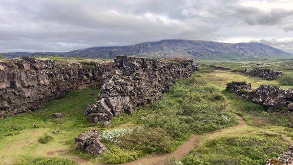 Bild 1 von 4: Der Grabenbruch von Thingvellir: Island liegt genau auf der Grenze zwischen der eurasischen und der amerikanischen Kontinentalplatte, die langsam auseinanderdriften.