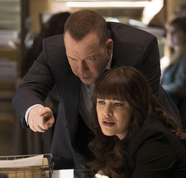 Bild 1 von 6: Öffentliche Empörung kommt auf, als ein Polizist einen Teenager tötet und nicht zur Rechenschaft gezogen wird. Wenig später wir der Partner des Cops angeschossen. Danny (Donnie Wahlberg, l.) und Baez (Marisa Ramirez, r.) wollen wissen, ob sie es mit einem Racheakt zu tun haben ...