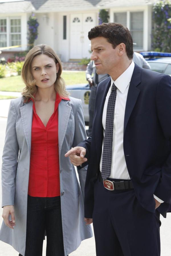 Bild 1 von 9: Dr. Brennan (Emily Deschanel, l.); Booth (David Boreanaz, r.)