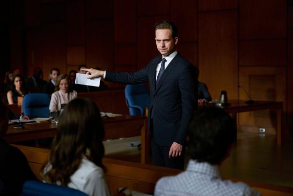 Bild 1 von 2: Mike (Patrick J. Adams) baut in Absprache mit Harvey auf eine Notfallstrategie, um den Fall doch noch zu gewinnen und einer Haftstrafe zu entgehen.