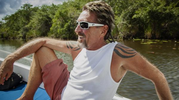 Bild 1 von 3: 2008 wandert John McAfee ins mittelamerikanische Belize aus. Die nächsten Eskapaden lassen nicht lange auf sich warten.