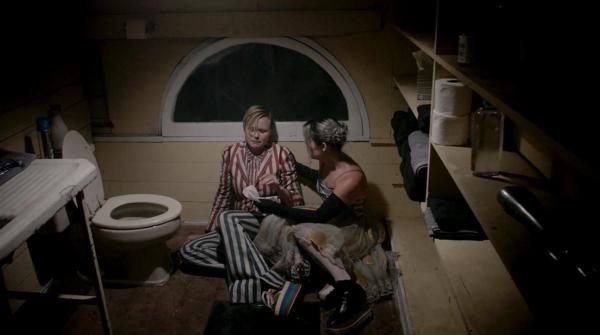 Bild 1 von 4: Ivy Mayfair-Richards (Alison Pill, l.); Winter Anderson / Linda Kasabian (Billie Lourd, r.)