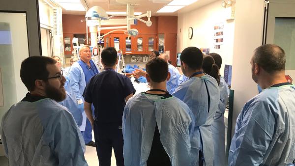 Bild 1 von 2: Im Traumazentrum in Philadelphia wird das Klinikpersonal auf die Behandlung von Schussverletzten vorbereitet.