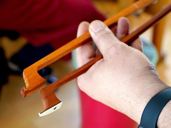 Bild 1 von 5: Im Bild: Bogenmacher zeigt Geigenbögen in unterschiedlichen Fertigungsstadien.