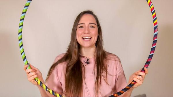Bild 1 von 10: Im Bild: Melly lernt, was man für tolle Tricks mit einem Hula Hoop Reifen machen kann.