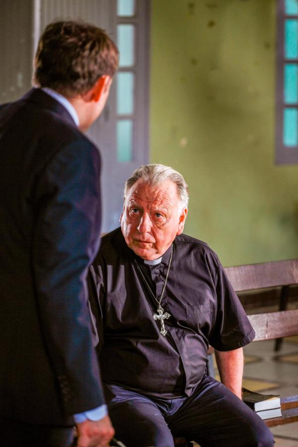 Bild 1 von 18: Im Bild (v.li.): Ben Miller (Det. Insp. Richard Poole), Kenneth Cranham (Father John).