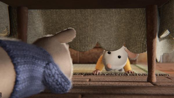 Bild 1 von 4: Sam (l.) hat sich beim Versteckspiel unter dem Tisch versteckt. Doch sein kleiner Bruder Ben (r.) hat ihn schnell gefunden.