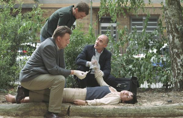 Bild 1 von 4: Dr. Robert Kolmaar (Ulrich Mühe, r.) und Joe Hoffer (Jörg Gudzuhn, l.) werden zum Fundort einer Frauenleiche gerufen. Zunächst sind Todesursache und Identität der Frau unklar...