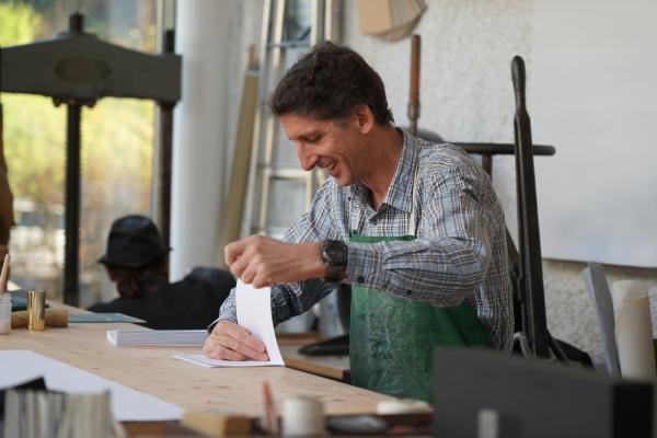 Bild 1 von 32: Paul Atzmanstorfer bei der Arbeit im Hand.Werk.Haus, während ServusTV's Heimatleuchten \