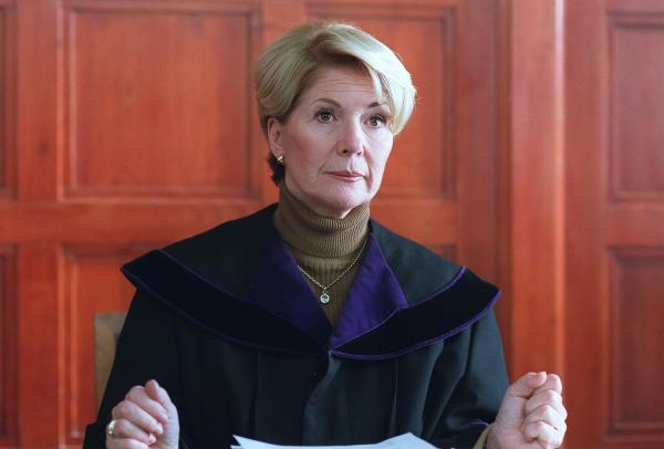 Bild 1 von 7: Im Bild: Julia Laubach (Christiane Hörbiger) am Gericht.