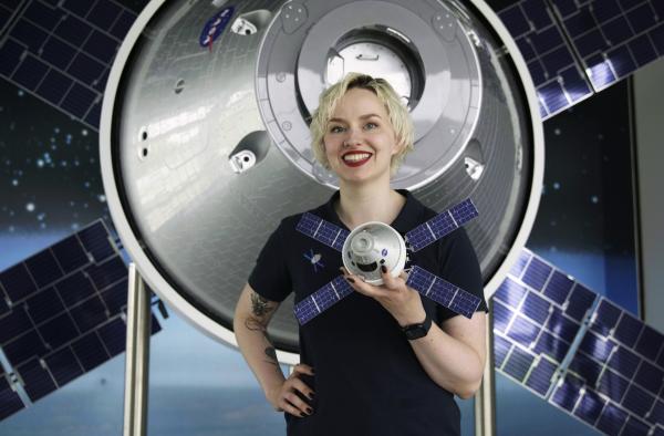 Bild 1 von 11: Raumfahrtingenieurin Annemarie Lohse vor einem Modell des Orion-Raumschiffs. Bei Airbus in   Bremen wird ein entscheidendes Bauteil gefertigt - das für die AstronautInnen überlebenswichtige   'Europäische Service Modul' (ESM).