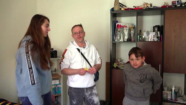 Bild 1 von 4: Dennis (Mitte) ist alleinerziehender Vater von Stieftochter Joelle und Sohn Brian