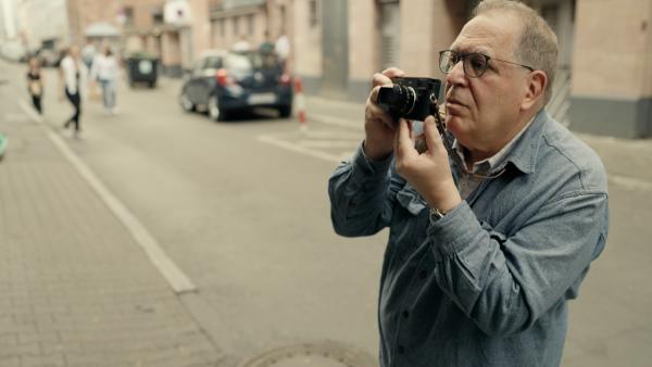 Bild 1 von 3: Frank Dabba Smith geht auf die Suche nach der Geschichte des LEICA-Fabrikanten Ernst Leitz II. und seiner Unterstützung für Jüdinnen und Juden während der NS-Zeit. Frank Dabba Smith ist Rabbiner und leidenschaftlicher Sammler von Leica-Kameras.