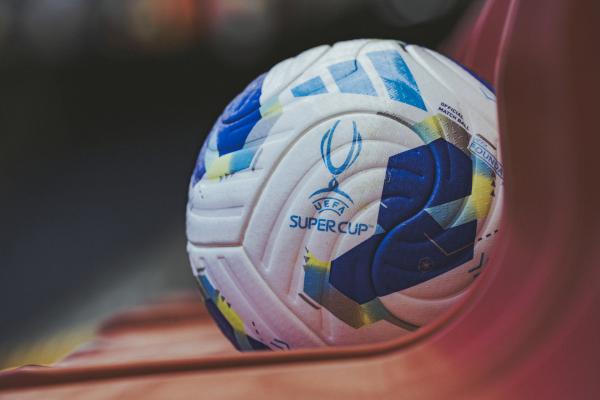 Bild 1 von 2: Der UEFA Super-Cup-Ball 2026 während ServusTVs Übertragung des  \