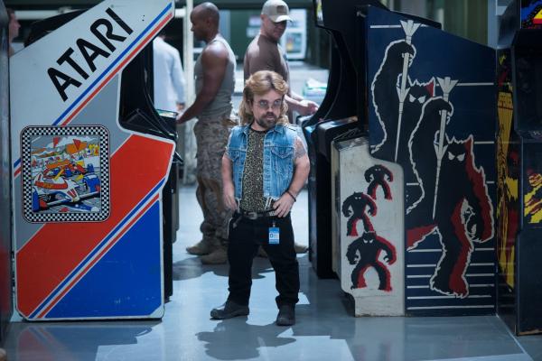 Bild 1 von 14: Eddie (Peter Dinklage) plays Pole Position and Space Invaders simultaneously in Columbia Pictures' PIXELS.