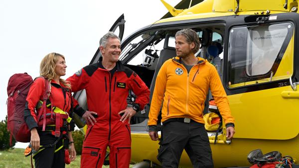 Bild 1 von 15: Jessis Tod lastet schwer. Doch Michi (Robert Lohr, M.) gelingt es mit seinen lockeren Sprüchen immer wieder, Katharina (Luise Bähr, l.) und Markus (Sebastian Ströbel, r.) ein Lächeln zu entlocken.