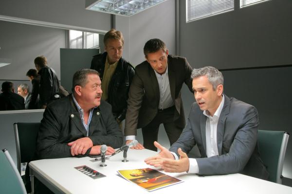 Bild 1 von 5: Die Rosenheim-Cops Hofer (Joseph Hannesschläger, l.), Mohr (Max Müller, 2.v.l.) und Hansen (Igor Jeftic, 2.v.r.) ermitteln und befragen Gastronom Reiter (Manou Lubowski, r.).