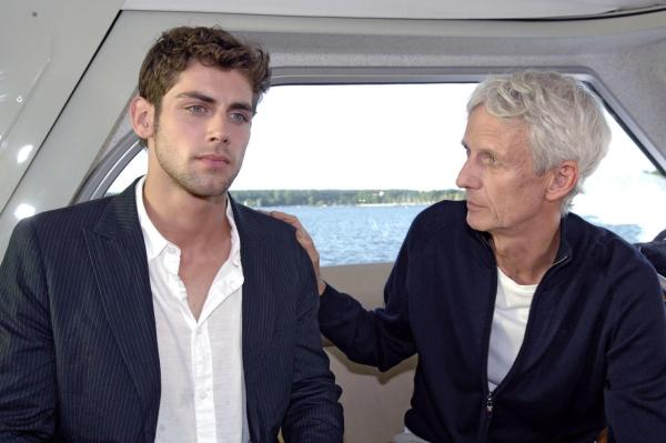 Bild 1 von 26: Robert (Mathieu Carrière, r.) versucht Jonas (Roy Peter Link, l.) aufzuhalten und bittet ihn, die Agentur nicht zu verlassen ...