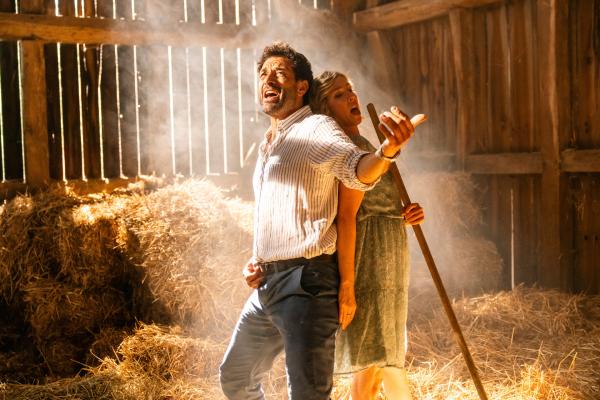 Bild 1 von 6: Ein Klassentreffen bringt die alten Schulfreunde Lars Winkler (Kai Schumann, l.) und Melanie Stahl (Brigitte Zeh, r.) endlich wieder zusammen. In der Scheune ihres Freundes lassen sie alte Erinnerungen hochbringen - bis dieser plötzlich ermordet aufgefunden wird.