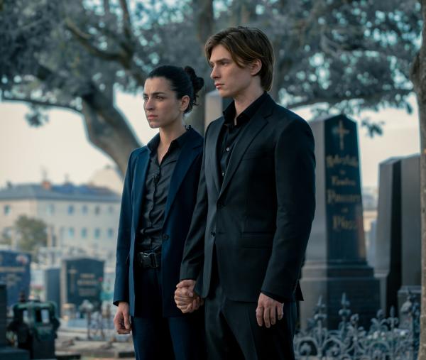 Bild 1 von 4: Louna Lloris (Anna Bardavelidze, l.) steht Nicolas Dardenne (Gustav Schmidt,r.) nicht nur als seine Bodyguard zur Seite. Langsam versteht sie, wie er sich fühlt.