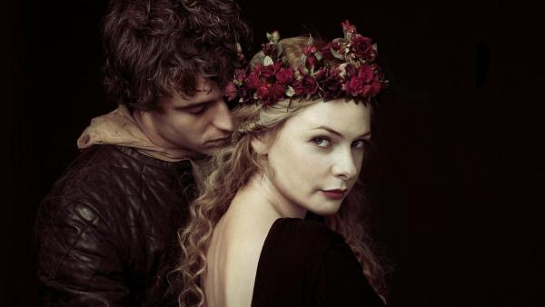 Bild 1 von 13: König Edward IV (Max Irons, l.); Elizabeth Woodville (Rebecca Ferguson, r.)