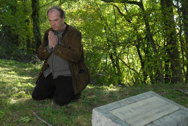 Bild 1 von 6: In dem Fall hilft nur noch Beten: Kommissar Kluftinger (Herbert Knaup) beherzigt den Ratschlag des Gesundbeters und betet am ersten Tatort dreimal das Vaterunser.