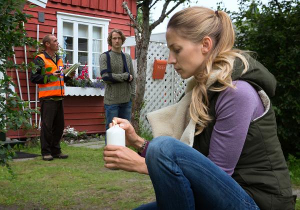 Bild 1 von 15: Isak (David Rott, 2. v. li.) beobachtet, wie Oda (Annika Blendl) eine Kerze für seinen Bruder anzündet