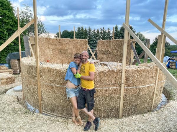 Bild 1 von 29: Caroline Volk und ihr Mann Holger beschließen Ende 2021, von Nürnberg ins Burgenland auszuwandern, um dort ihren Traum eines ökologischen Hauses zu verwirklichen - ganz aus Stroh, Holz und Lehm. Materialien, die vor Ort verfügbar sind und noch dazu kompostierbar: Grundaufbau des Energiehauses.
