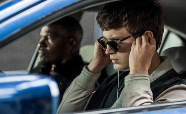 Bild 1 von 5: Baby (ANSEL ELGORT) and Bats (JAMIE FOXX) on the way to the post office job with Buddy (JON HAMM) and Darling (EIZA GONZALEZ) as cops pull up next to them in TriStar Pictures' BABY DRIVER.