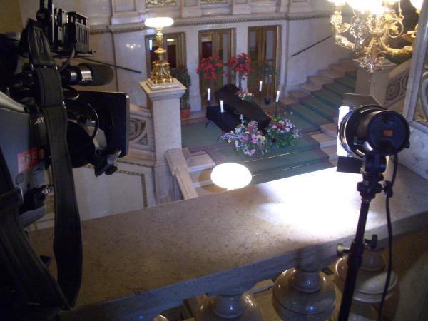 Bild 1 von 5: Im Bild: Nachgestellte Begräbnisfeier auf der Feststiege der Wiener Staatsoper.